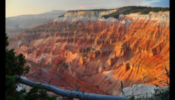 Ce rol joacă formațiunile geologice în modelarea peisajelor terestre?