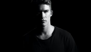 Dragoste discretă: stăpânirea artei fotografiilor moody și dramatice