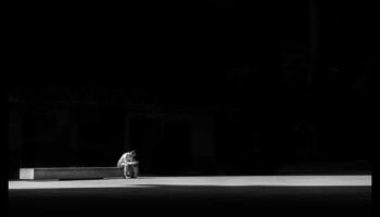 Teme teatrale: Aducerea dramei la viață cu stiluri de fotografie conceptuale