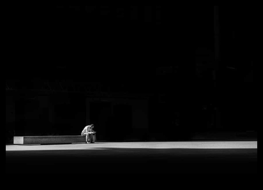 Teme teatrale: Aducerea dramei la viață cu stiluri de fotografie conceptuale